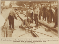 872638 Afbeelding van de aanleg van nieuwe tramrails aan de noordzijde van het Vredenburg te Utrecht.
